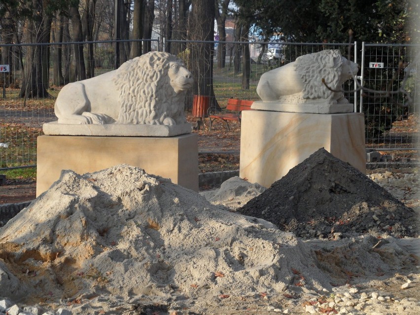 KRÓTKO: Dwie figury kamiennych lwów wróciły już do parku w centrum Żor. Teraz powstaje skwerek