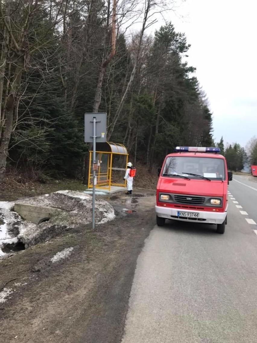Strażacy dezynfekują przystanki autobusowe na trasie do Krynicy 