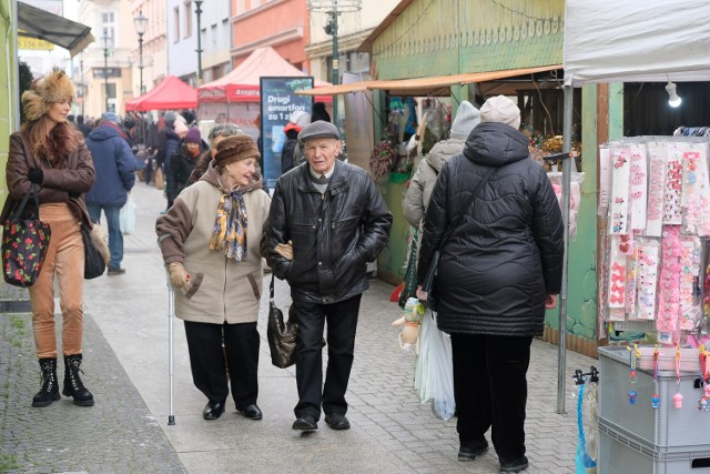 Świąteczny Jarmark w Żarach już się rozpoczął. Zobaczcie, co dzieje się tutaj w piątek