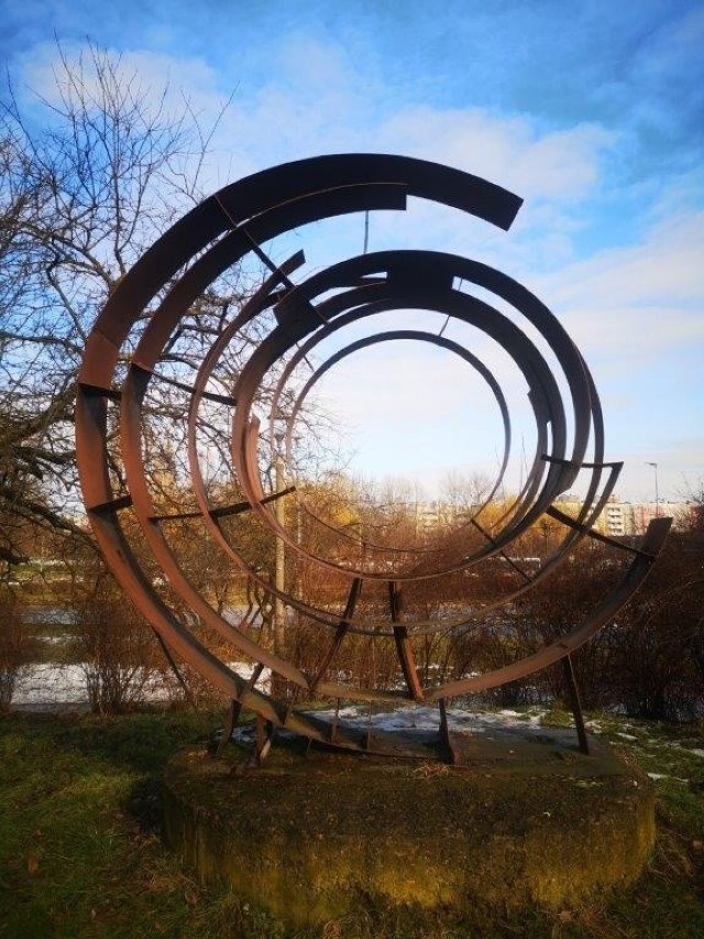 "Spirala kosmiczna", autorstwa Antoniego Hajdeckiego, wykonana z metalu w 1974 r. lokalizacja: Kraków, os. Tysiąclecia.