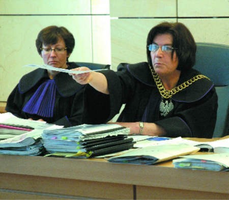 Sędzia Barbara Kamińska (z prawej) ma działkę w Borówcu - czyli niedaleko linii eneregtycznej, w sprawie której miała orzekać. - Fot. Sz. Siewior