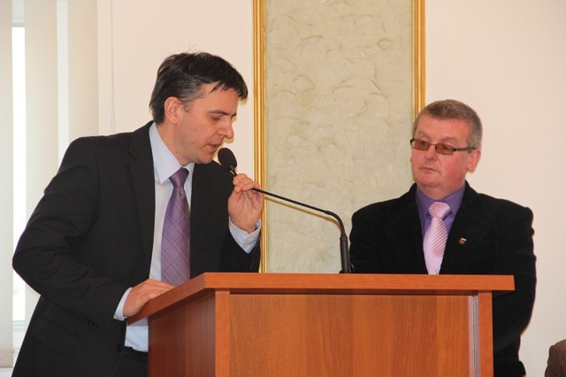 Andrzej Kowalczyk (z prawej) kieruje CK od kwietnia 2006 r. Kadencja upływa mu z końcem marca. Czy zostanie dyrektorem na kolejną, zależy od tego, czy wygra konkurs, który nie wiadomo, kiedy się odbędzie, albowiem władze miasta rozważają połączenie CK i MOSiR-u w jeden twór