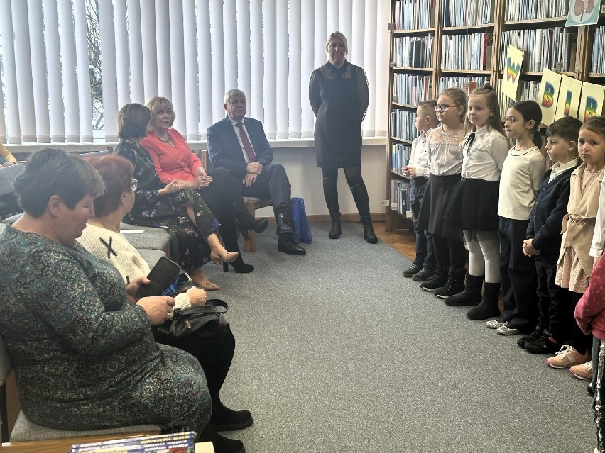 Dzień Babci i Dziadka w bibliotece. Dziś świętowali uczniowie klasy Ib z hajnowskiej "Dwójki"