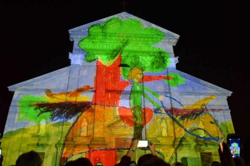 Mapping 3D „Ściana pamięci” znów  zagości w Gorlicach. Pokazy świetlne na ścianie ratusza zaplanowano na tegoroczną majówkę