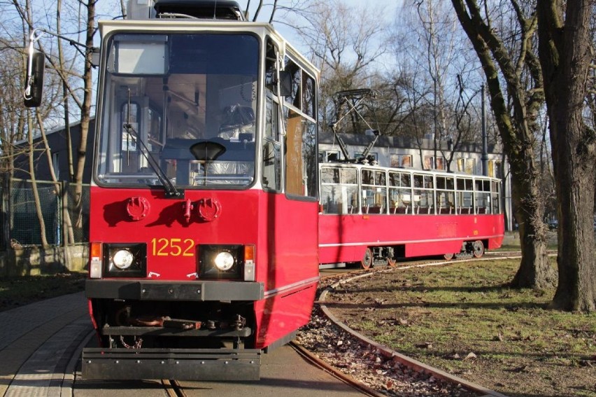 Na warszawskie tory wrócił historyczny tramwaj. Biało-czerwony klasyk woził pasażerów ponad 30 lat temu [ZDJĘCIA]