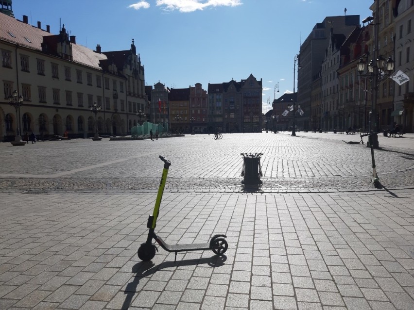 Pusty wrocławski Rynek. Restauracje zamknięte, brak turystów [ZDJĘCIA]