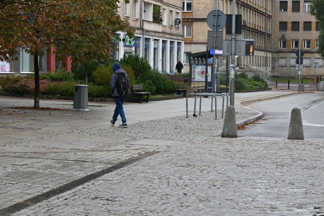 Wzrastająca w olbrzymim tempie ilość zachorowań na COVID-19 oraz obostrzenia związane z przynależnością Kielc do strefy czerwonej sprawiły, że miasto znów opustoszało. W sobotę, 17 października nasz fotoreporter wybrał się w najbardziej oblegane niegdyś miejsca. Okazuje się, że bardzo dużo osób zostało w domach, nawet tak popularne ulice jak Sienkiewicza, Bodzentyńska, Staszica czy Solna, a także parki i skwery świeciły pustkami. 

Zobaczcie na kolejnych  slajdach naszą fotorelację