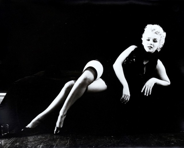 Półtora roku temu doszło do dwóch aukcji - blisko 400 fotografii przedstawiających Marilyn Monroe oraz inne gwiazdy zostało sprzedanych w domu aukcyjnym DESA Unicum za 3,8 mln złotych. Była to część kolekcji należącej do FOZZ. 

Pozostało ponad 3 000 kolekcjonerskich odbitek autorstwa jednego z najbardziej znanych fotografów celebrytów - Miltona H. Greene’a, które ostatecznie również pójdą pod młotek. Zostaną wystawione na aukcję jako jedna pozycja katalogowa w cenie wywoławczej 5 mln złotych. Ich wartość szacowana jest na ok. 18-24 mln złotych. Aukcja odbędzie się 25 czerwca w domu aukcyjnym DESA Unicum.

Czytaj także: "Swoją drogą" Tomka MIchniewicza. Zwierzenia (nie)odpowiedzialnego podróżnika