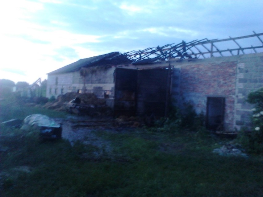Podczas gaszenia pożaru zawaliła się większa część dachu...