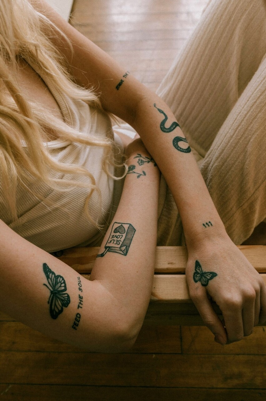 Małe tatuaże damskie na rękę: cechy do wyboru, ciekawe opcje i ich znaczenie
