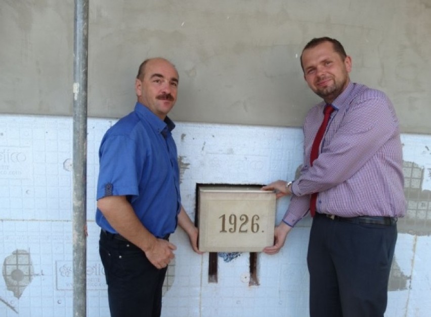 Podczas remontu przedszkola w Krzanowicach odnaleźli kapsułę czasu z 1926 roku!