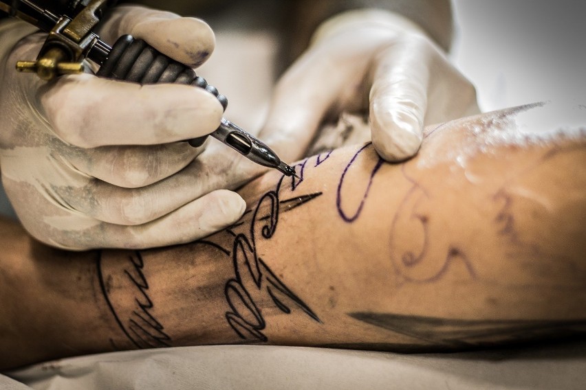 Zakres obowiązków: Wykonuje tatuaże na ciele klienta według...