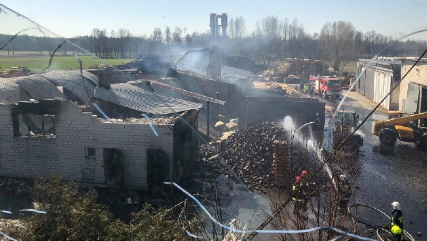 Pożar w Pokrzywniakach- straty szacuje się na 1,8 mln zł. Rodzina i znajomi apelują o pomoc[FOTO]