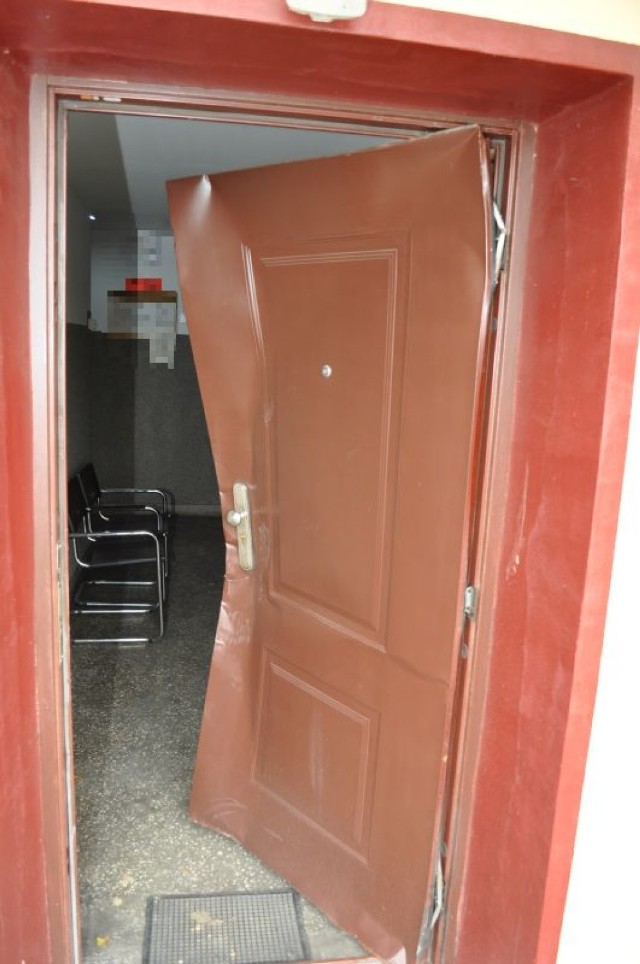 Zdjęcia zniszczonych drzwi będą dowodem w sprawie przeciw 39-latkowi