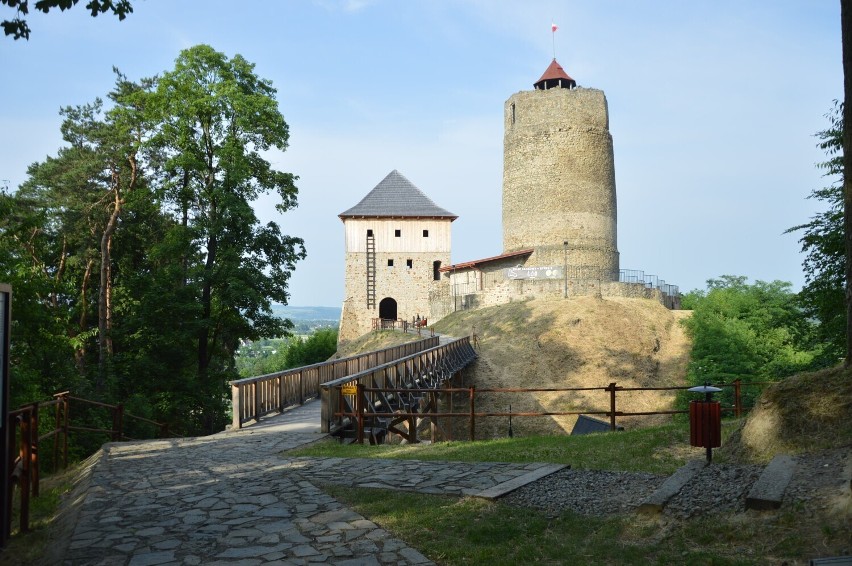 średnia wieku mieszkańców: 39,8 lat...