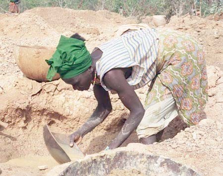 Zródło: http://commons.wikimedia.org/wiki/File:Guinea_Siguiri_miner_woman.jpg?uselang=pl