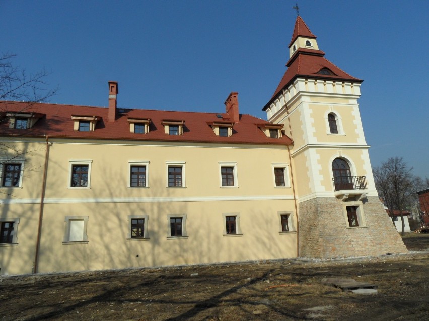 Zamek znajduje się przy ul.Pyskowickiej w Tarnowskich Górach