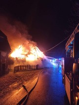 Pożar budynku jednorodzinnego w Idzikowie. W chwili przyjazdu strażaków cały stał już w ogniu 