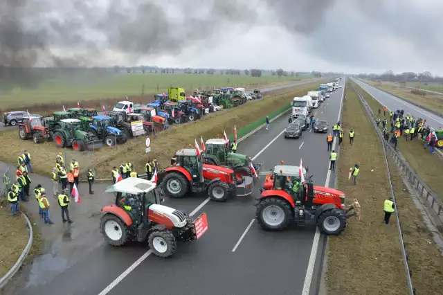 Trasa S7 niedaleko Nowego Dworu Gdańskiego została udrożniona. Żuławscy rolnicy zawiesili protest, po wczorajszym spotkaniu z premierem Donaldem Tuskiem w Warszawie. Jak mówią, chcą rozwiązania problemów i dają premierowi szansę.