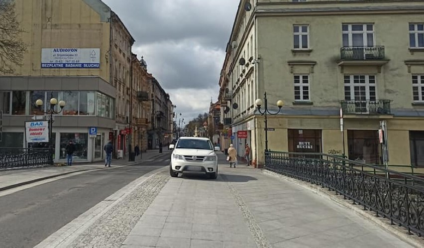 Remont ulicy Śródmiejskiej niedawno się zakończył, ale część płyt chodnikowych jest już do wymiany... ZDJĘCIA