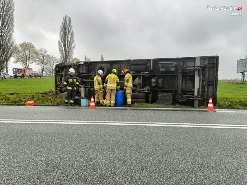 Wypadek ciężarówki na DK40 w okolicach Rudzińca. Do rowu wylało się paliwo, konieczna była interwencja strażaków