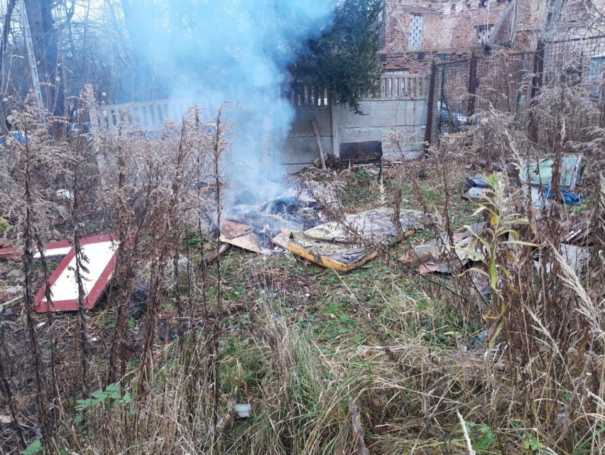 Spalanie odpadów przy ul. Kruszwickiej w Jeleniej Górze