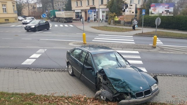 Do groźnego zdarzenia doszło około godz. 14 na skrzyżowaniu Alei Wolności i ul. Wojska Polskiego w Niemodlinie.