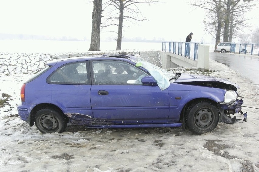 Wypadek na drodze Kotowice - Groblice: Auto wpadło do rzeki (ZDJĘCIA)