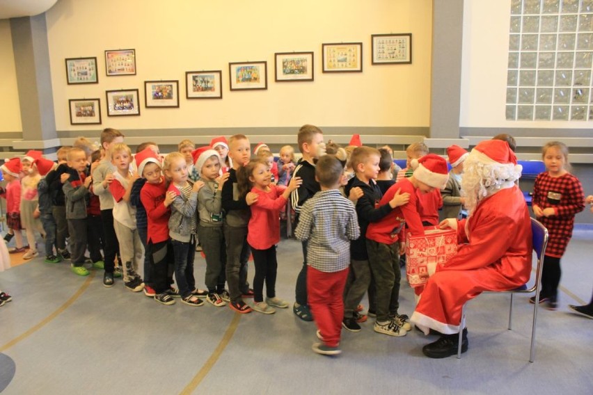 Policyjny Mikołaj odwiedził szkoły i przedszkola w powiecie wieluńskim [FOTO]