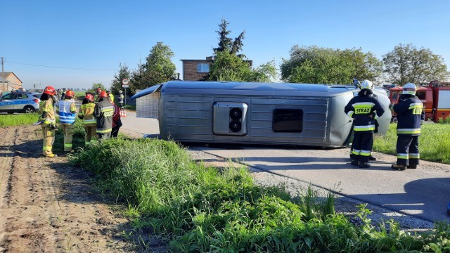 Wypadek drogowy w Skrajni Blizanowskiej pod Kaliszem. Bus przewożący dzieci  zderzył się z osobówką. ZDJĘCIA | Kalisz Nasze Miasto