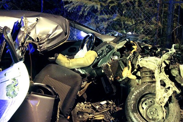 Samochód jechał w kierunku ul. Rzgowskiej. Na zakręcie w lewo, kierowca stracił panowanie nad autem i uderzył w słup. Auto zostało całkowicie rozbite. Z samochodu wypadł nawet silnik.