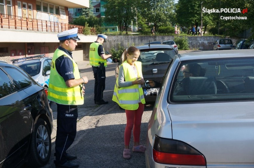 Zatrzymywali kierowców i wręczali laurki albo żółte kartki