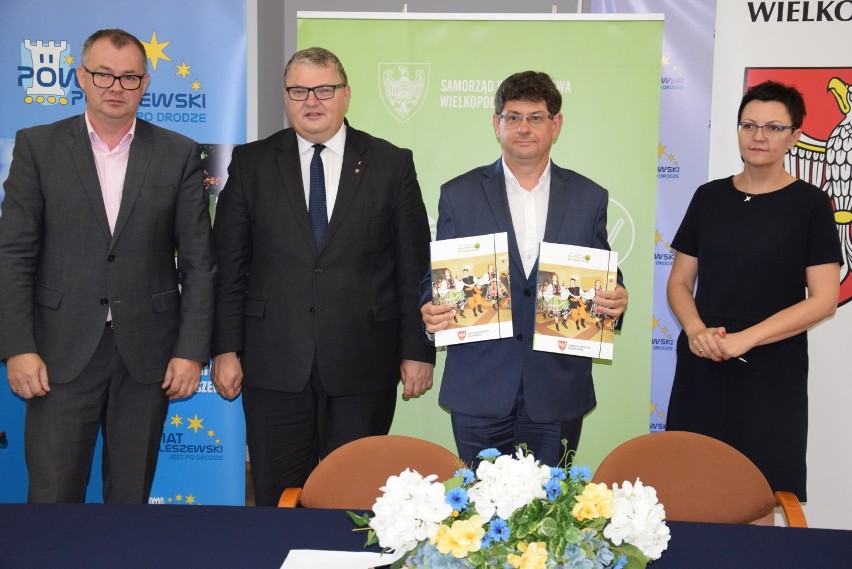 W Starostwie Powiatowym w Pleszewie podpisano umowę z trzema gminami w ramach programu "Pięknieje Wielkopolska Wieś"