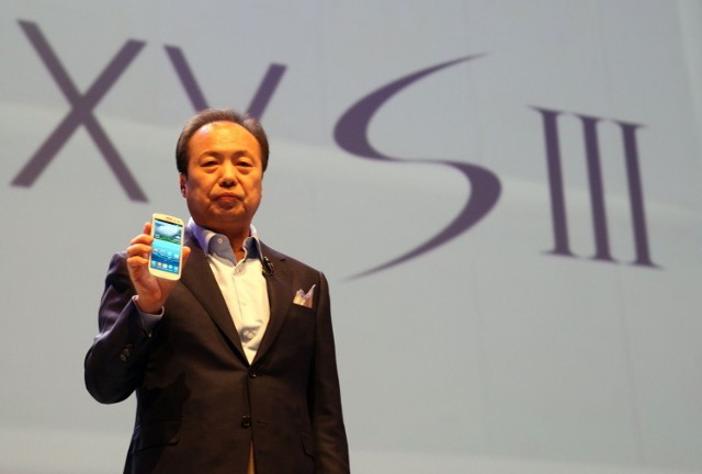 JK Shin, President and Head of IT & Mobile Communications Division, Samsung prezentuje urządzenie.