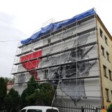 Wadowice. Wielki, patriotyczny mural nad głowami przechodniów