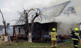 W Cybince miał miejsce tragiczny pożar domu. Nie żyje jedna osoba. Z ogniem walczyło kilka zastępów strażaków