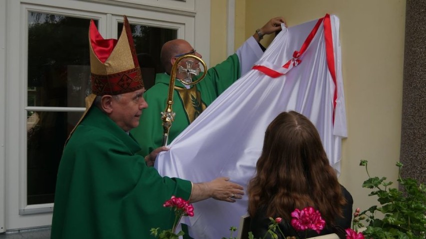 Tablicę pamięci Wandy Malczewskiej odsłonęto w Lubcu w gminie Szczerców