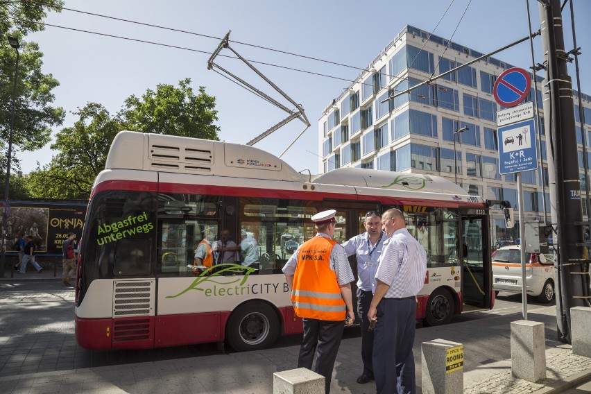 Kraków: autobusy elektryczne ładują baterie w centrum [ZDJĘCIA]