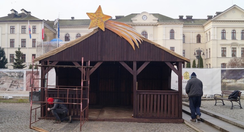 Trwa montaż szopki bożonarodzeniowej na Starym Rynku w Bydgoszczy [zdjęcia]