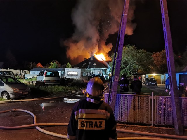 Nocny pożar domu w Prudniku. Palił się sprzęt komputerowy na poddaszu
