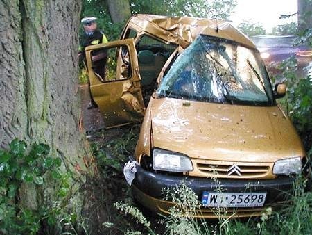 Kierowca Berlingo zginął, pasażer trafił do szpitala