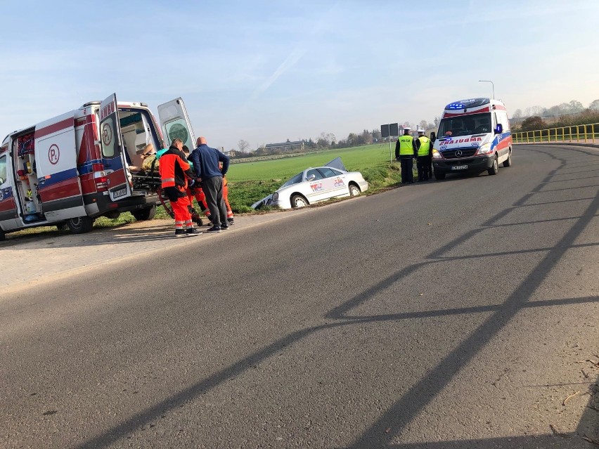 Groźny wypadek w Brześciu Kujawskim. Taksówka wjechała do rowu. Mężczyzna w stanie poważnym [zdjęcia]