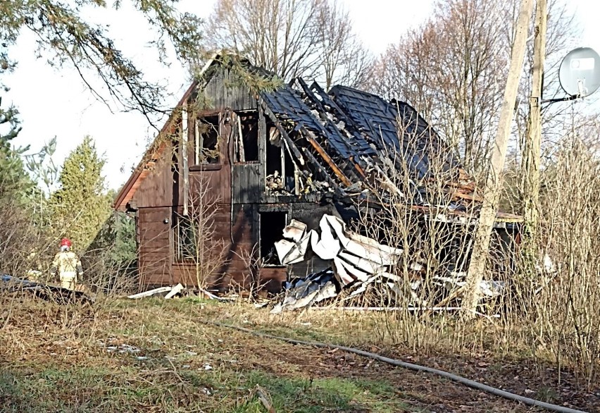 Pożar drewnianego budynku w Mroczkach-Rębiszewie. Zginęła jedna osoba. Do pożaru doszło 31.01.2023