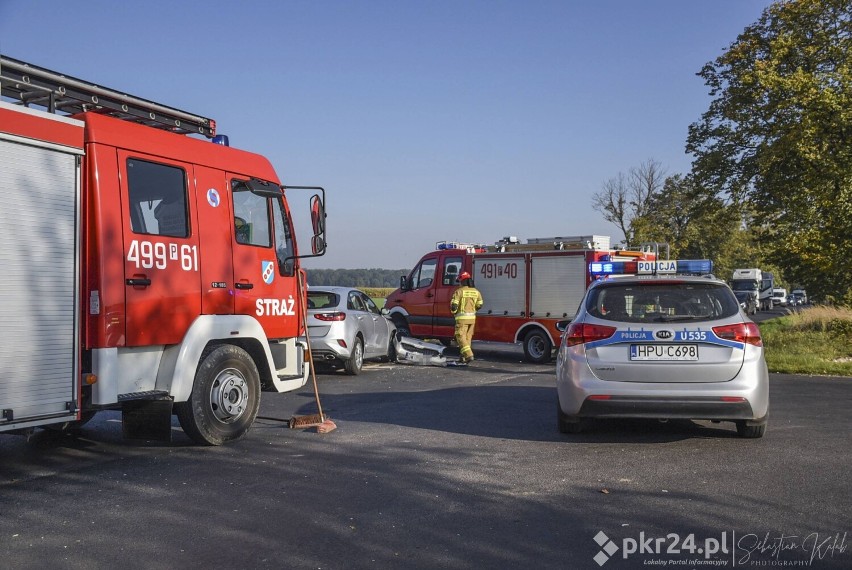 Zderzenie samochodu osobowego z ciężarówką. Kobieta trafiła do szpitala [ZDJĘCIA]