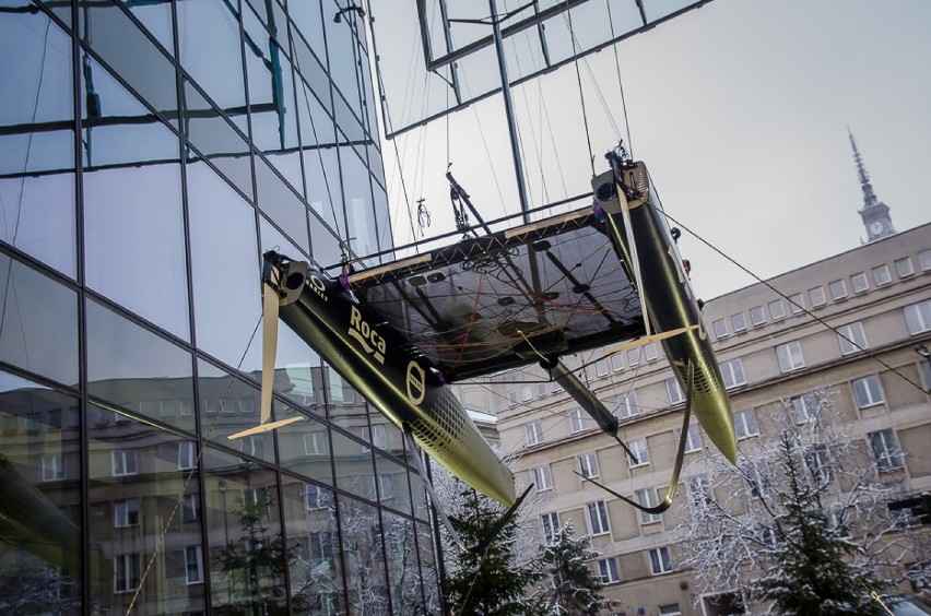 W centrum Warszawy zacumował ultranowoczesny katamaran...