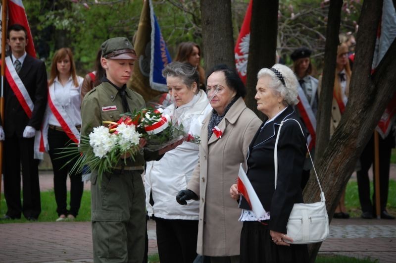 Kwidzyn: Przemarsz ulicami miasta i wspólne śpiewanie pieśni patriotycznych z okazji Święta 3 Maja