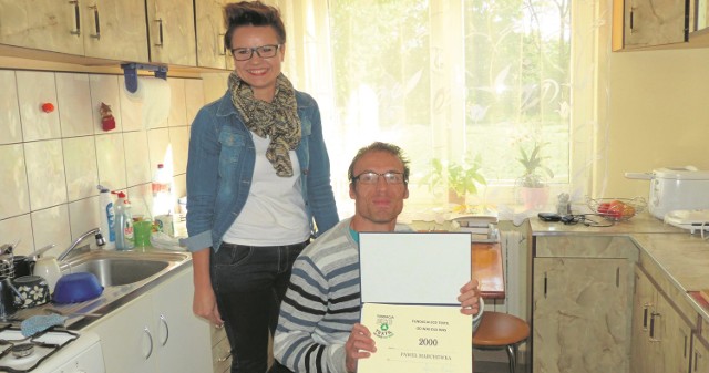 Monika Lipnicka z fundacji Eco Textil odwiedziła Pawła Marchewkę. Przywiozła czek na dwa tysiące złotych. Pomogło też skarżyski Powiatowe Centrum Pomocy Rodzinie - pieniędzy powinno wystarczyć.