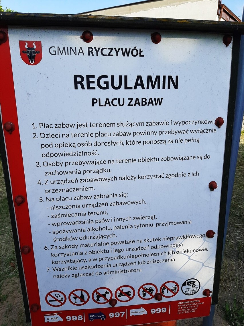 Zdewastowany plac zabaw w Ryczywole nie nadaje się do użytku [ZDJĘCIA]