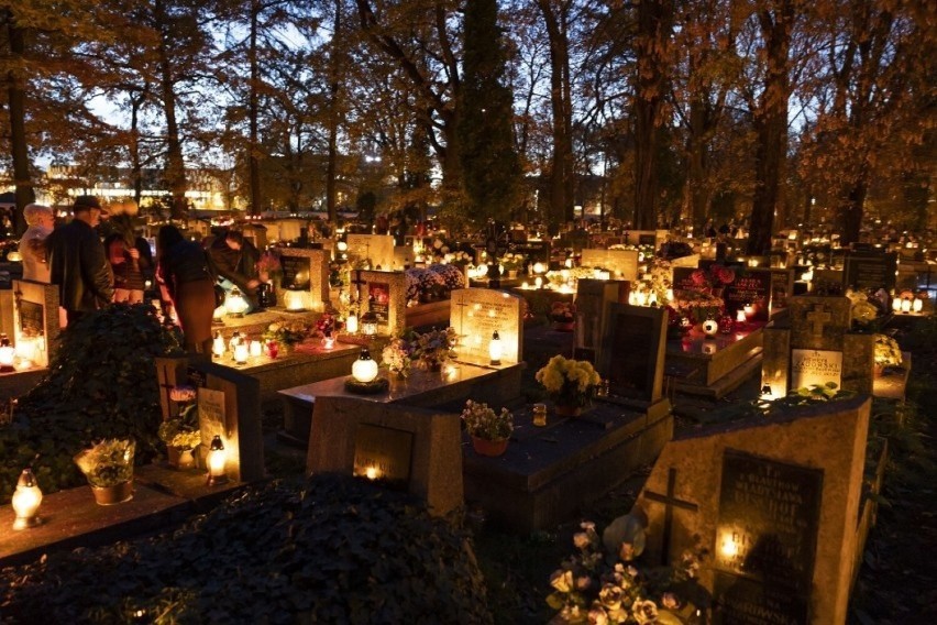 „Blask zniczy na cmentarzach to przepiękny obraz światła, które chcemy dać duszom, które są w czyśćcu." Rozmowa z księdzem Marcinem Naporą
