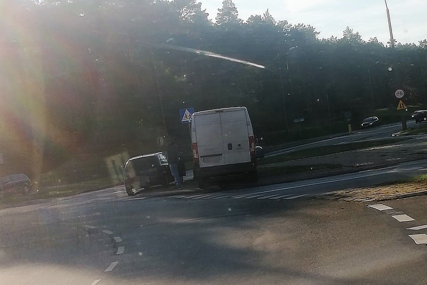 Zderzenie dwóch samochodów na rondzie Falbanka we Włocławku